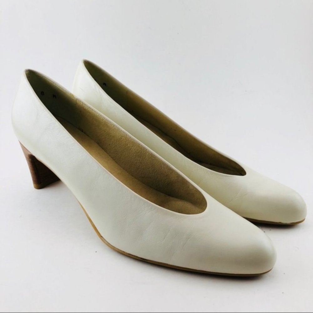EUC Stuart Weitzman Classic Leather Kitten Heels
